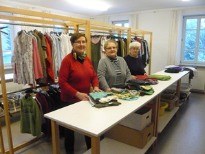 Freiwillige Helfer der Kleiderkammer